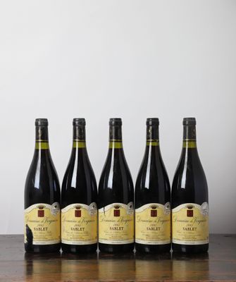 six bouteilles de vin alignées sur une table