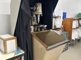 une pièce avec une table et un poêle à l'intérieur