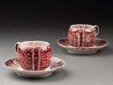 deux tasses et soucoupes ornées de motifs rouges et blancs