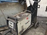 une machine posée sur un chariot dans un garage