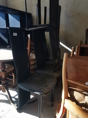 plusieurs chaises et une table dans une pièce