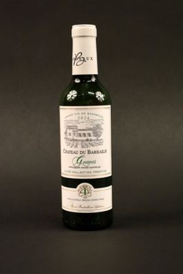 une bouteille de vin posée sur une table