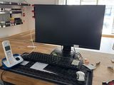 un bureau d'ordinateur équipé d'un clavier et d'un écran