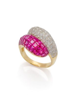 une bague en diamants roses et blancs, signée Van Cleef