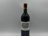 une bouteille de vin posée sur une table blanche