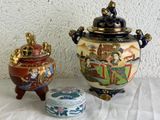 deux vases posés sur une table