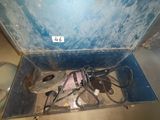 une boîte métallique contenant tout un tas de fils