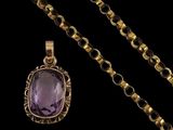 une chaîne en or avec un pendentif en pierre violette
