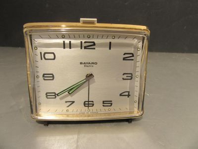 une petite horloge posée sur une table