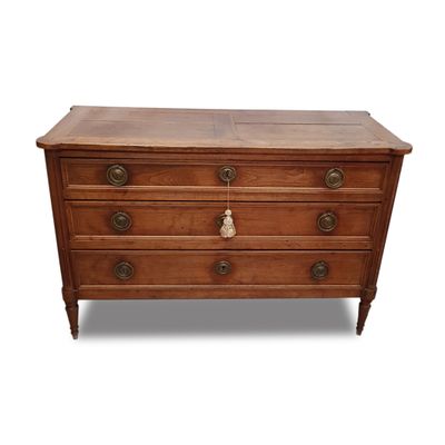 une commode ancienne avec des poignées en laiton et un plateau en bois