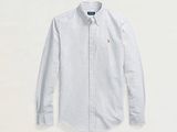 une chemise blanche à rayures bleues et blanches
