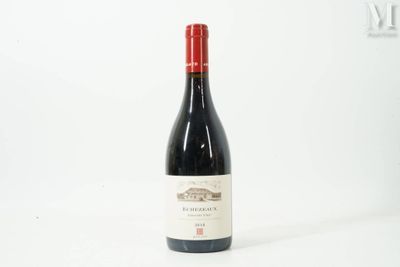 une bouteille de vin posée sur une table