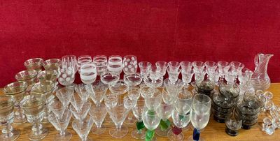 de nombreux verres à vin posés sur une table en bois