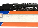 Une image représentant un petit train en jouet est posée sur une boîte.