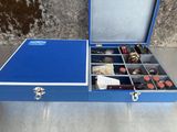 une image représentant une boîte bleue remplie d'une multitude d'objets divers