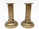 paire de chandeliers anciens en laiton sur fond blanc