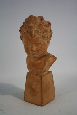 sculpture représentant le buste d'un jeune garçon sur un socle