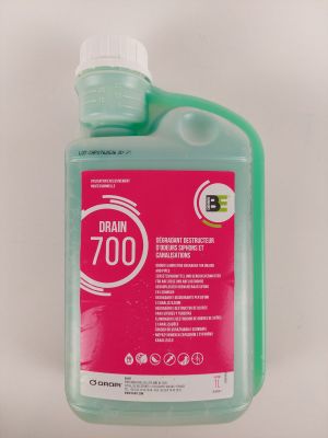 un gros plan d'une bouteille contenant un liquide posée sur une surface blanche