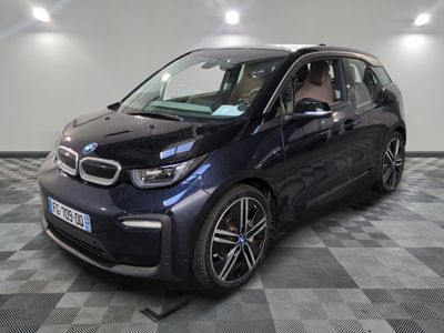 La BMW i3 est garée sur un sol à damier dans un garage