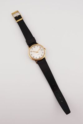 gros plan d'une montre-bracelet sur une surface blanche