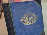 trois livres posés sur une table