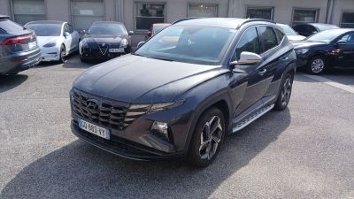 une voiture noire garée dans un parking à côté d'autres voitures