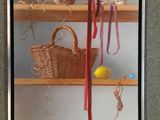 une photo d'une photo montrant une étagère sur laquelle se trouvent de la laine et un panier