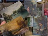 une boîte contenant un assortiment de tableaux exposés dans un magasin