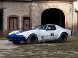 une voiture de sport blanche et bleue garée devant un immeuble
