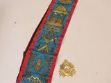 un ruban bleu et rouge orné de motifs dorés