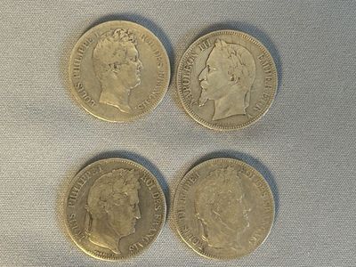 trois pièces britanniques, dont l'une est un souverain et l'autre est un souverain