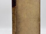 un vieux livre posé sur une surface blanche