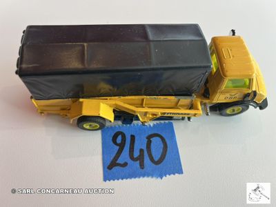 un camion jouet posé sur une table