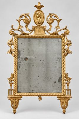 une image représentant un miroir doré sur lequel figure un visage
