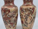 paire de vases asiatiques ornés de scènes asiatiques sur fond blanc