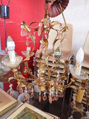 un lustre posé sur une table dans une pièce