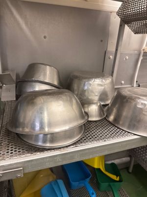 de nombreuses casseroles et poêles sur l'étagère de la cuisine