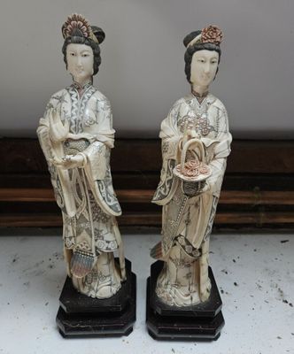 paire de figurines asiatiques représentant une femme et un homme tenant un panier