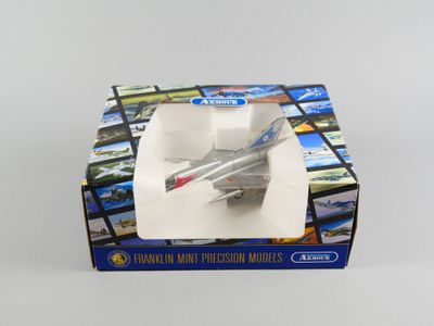 une boîte contenant une maquette d'avion de chasse