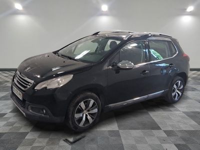 la voiture noire est garée dans le garage sur le sol en damier