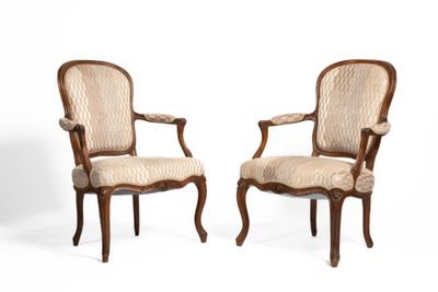 paire de fauteuils de style louis xv
