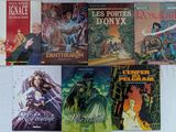 un grand nombre de livres posés sur une table