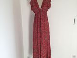 une robe posée sur un mannequin devant un mur