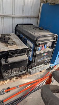 une photo montrant deux générateurs installés dans un garage