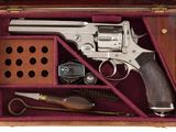 une mallette en bois contenant un pistolet et d'autres objets