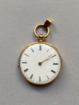 une montre de poche en or avec des chiffres romains