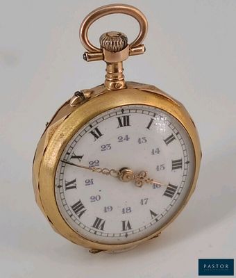 une montre de poche en or avec des chiffres romains sur le cadran