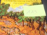 une photo d'un livre posé sur une table, sur lequel est collée une note