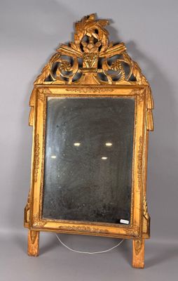 un miroir posé sur un pied au sol
