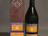 une bouteille de vin à côté d'un carton de vin